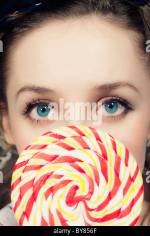 Blaue Augen der Frau und süß hautnah Stockfoto