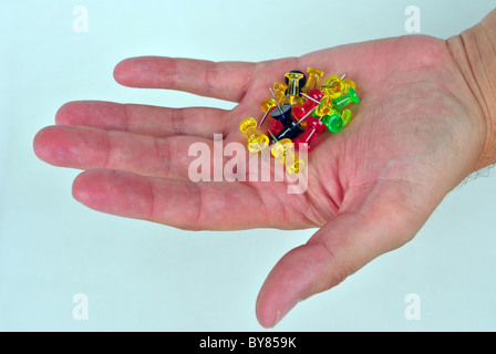 farbige Stifte in der hand Stockfoto