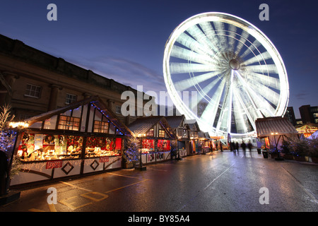 Von Chester, England.  Das viktorianische shopping Dorf und das Chronik-Rad zur festlichen Weihnachtszeit. Stockfoto