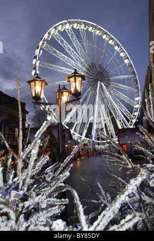 Von Chester, England.  Das viktorianische shopping Dorf und das Chronik-Rad zur festlichen Weihnachtszeit. Stockfoto