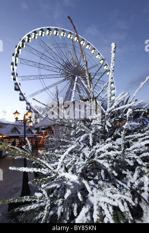 Von Chester, England.  Das viktorianische shopping Dorf und das Chronik-Rad zur festlichen Weihnachtszeit. Stockfoto