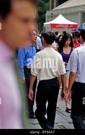 Zelle Telefon Mädchen Raffles Place Geschäftsviertel Singapur Stockfoto