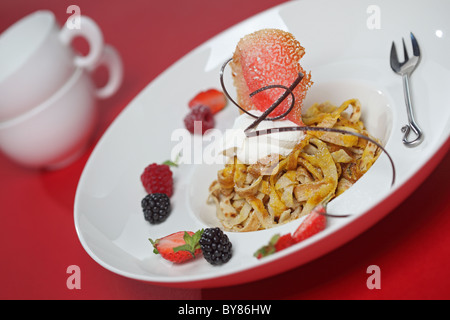 Pfannkuchen Sie-Eis-Creme-Beere köstliches dessert Stockfoto