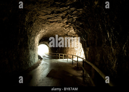 verlassene Tunnel in den Fels nur Fußgänger Stockfoto