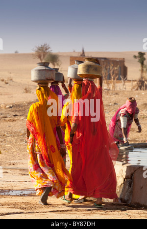 Indien, Rajasthan, Frauen tragen von Wasser in der Nähe von Dorf-tank Stockfoto