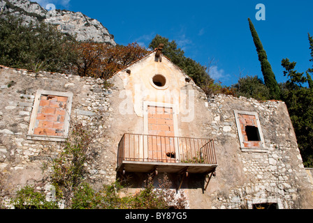 verlassenes Haus mit Hintergrund Lärche Stockfoto