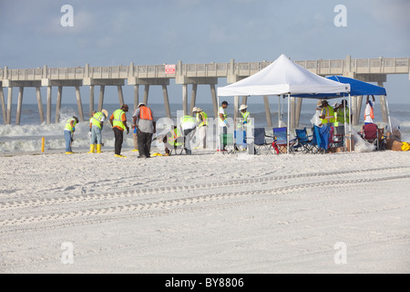 PENSACOLA BEACH - Juli 7: Öl Arbeitnehmer weiterhin reinigen Sie den Strand von Öl am 7. Juli 2010 in Pensacola Beach, FL. Stockfoto