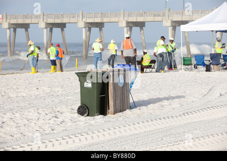 PENSACOLA BEACH - Juli 7: Öl Arbeitnehmer weiterhin reinigen Sie den Strand von Öl am 7. Juli 2010 in Pensacola Beach, FL. Stockfoto