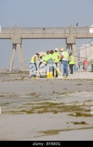 PENSACOLA BEACH - Juli 7: Öl Arbeitnehmer weiterhin reinigen Sie den Strand von Öl am 7. Juli 2010 in Pensacola Beach, FL. Stockfoto