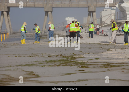 PENSACOLA BEACH - Juli 7: Öl Arbeitnehmer weiterhin reinigen Sie den Strand von Öl am 7. Juli 2010 in Pensacola Beach, FL. Stockfoto