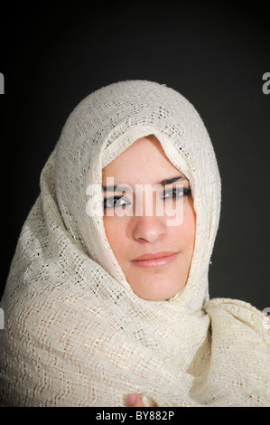 Junge mittlerer Dickey Frau mit Kopfschmuck Stockfoto