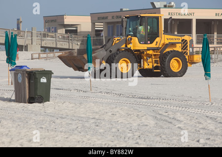 PENSACOLA BEACH - Juli 7: Öl Arbeitnehmer weiterhin reinigen Sie den Strand von Öl am 7. Juli 2010 in Pensacola Beach, FL. Stockfoto