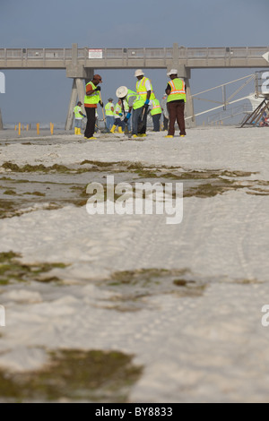 PENSACOLA BEACH - Juli 7: Öl Arbeitnehmer weiterhin reinigen Sie den Strand von Öl am 7. Juli 2010 in Pensacola Beach, FL. Stockfoto