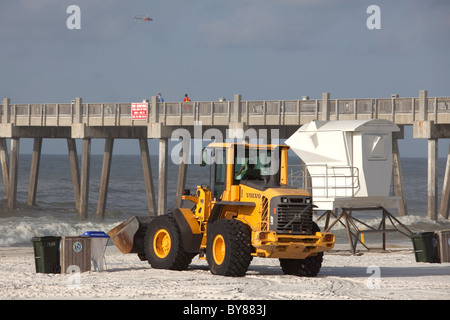 PENSACOLA BEACH - Juli 7: Öl Arbeitnehmer weiterhin reinigen Sie den Strand von Öl am 7. Juli 2010 in Pensacola Beach, FL. Stockfoto