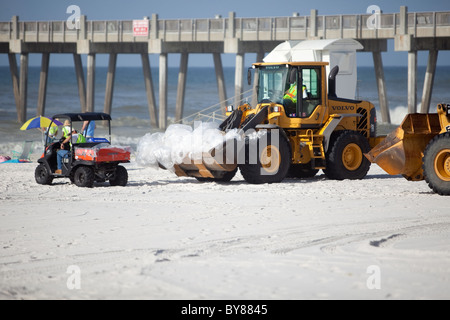 PENSACOLA BEACH - Juli 7: Öl Arbeitnehmer weiterhin reinigen Sie den Strand von Öl am 7. Juli 2010 in Pensacola Beach, FL. Stockfoto