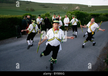 Langer Mann Morris Männer tanzen am Fuße des langen Mann von Wilmington, beim Sonnenaufgang am 1. Mai 2007. Bild von James Boardman. Stockfoto