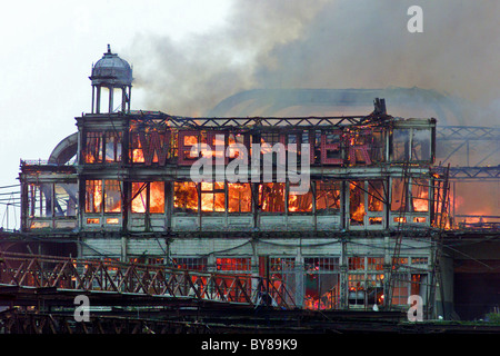 Nach einem Brandanschlag am 28. März 2003 zerstörte das Feuer Brightons berühmten West Pier Stockfoto