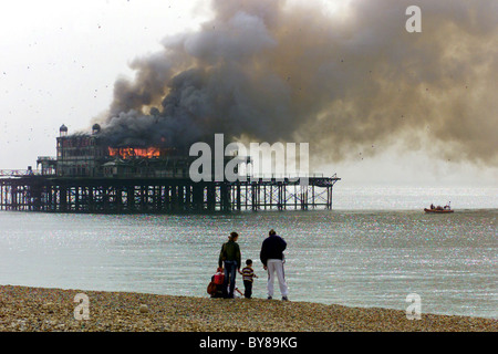 Nach einem Brandanschlag am 28. März 2003 zerstörte das Feuer Brightons berühmten West Pier Stockfoto