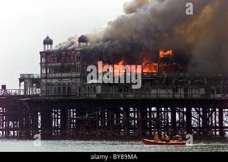 Nach einem Brandanschlag am 28. März 2003 zerstörte das Feuer Brightons berühmten West Pier Stockfoto