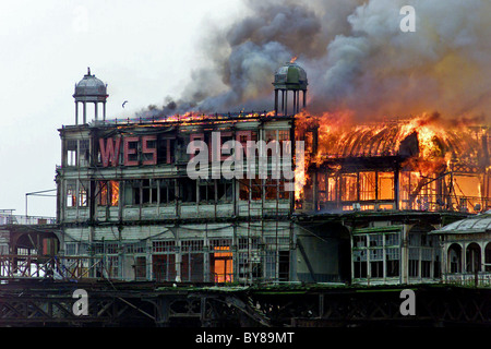 Nach einem Brandanschlag am 28. März 2003 zerstörte das Feuer Brightons berühmten West Pier Stockfoto