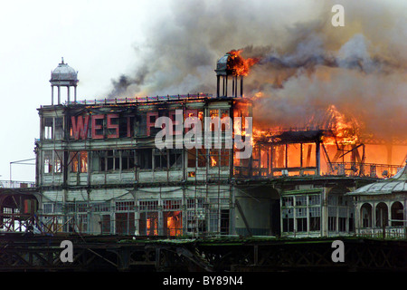 Nach einem Brandanschlag am 28. März 2003 zerstörte das Feuer Brightons berühmten West Pier Stockfoto