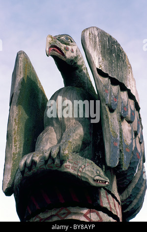 Coast Salish Totempfahl, Qualicum Beach, BC, Vancouver Island, British Columbia, Kanada - Detail der Adler, der Fisch Stockfoto