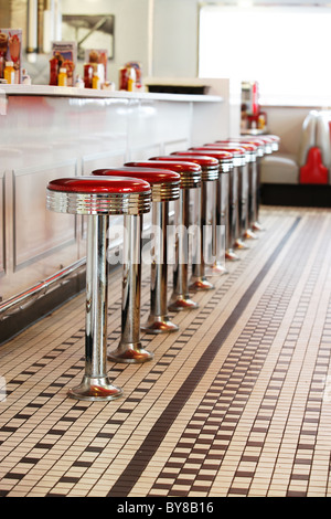 Eine Reihe von Barhockern im 50er Jahre Stil Diner Stockfoto