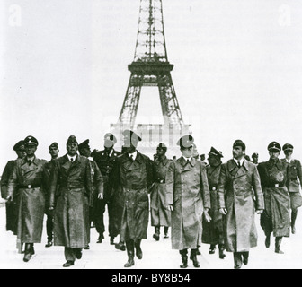 ADOLF HITLER in Paris nach der Niederlage Frankreichs 1940 mit Eiffelturm hinter Stockfoto