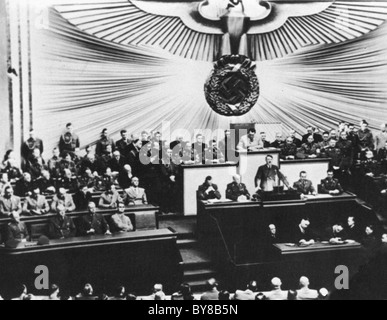 ADOLF HITLER richtet sich der Reichstag mit Göring im hellen Anzug hinter ihm den Vorsitz Stockfoto