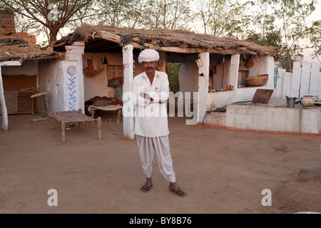 Dorf, Jodhpur, Indien, Rajasthan Mann stand vor seinem Haus posiert für Porträt Stockfoto