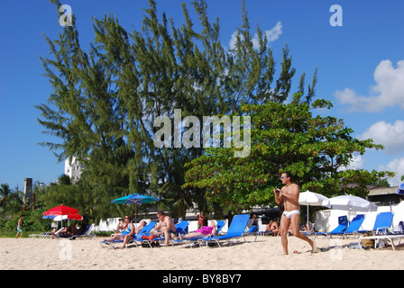 Urlauber auf Strand, Bridgetown, Barbados, Karibik. Stockfoto