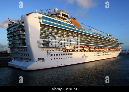 Seite des Kreuzfahrtschiffes (P & O Azura), Bridgetown, Barbados, Caribbean. Stockfoto