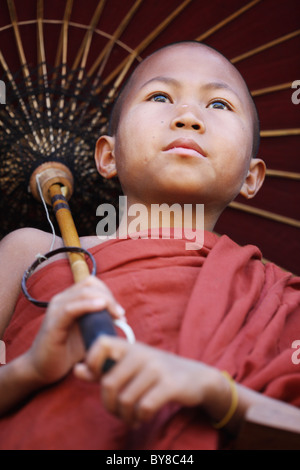 Burma, Birma, Myanmar, 20100223, Mönch mit einem Regenschirm Stockfoto