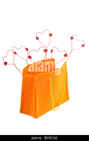 Orange vorhanden Tasche ist voll mit Valentine hearts Stockfoto