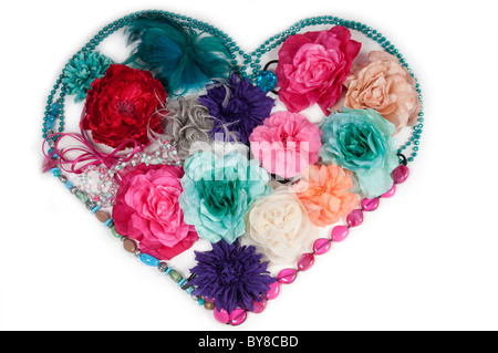 Herz aus künstlichen Blumen und Perlen (Damen Spangen) gebildet Stockfoto