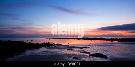 Sonnenuntergang über den Firth of Clyde mit einem Blick westlich von Ardrossan Ufer auf der Isle of Arran, Ayrshire, Schottland Stockfoto