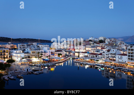 Blick über Hafen am Abend, Agios Nikolaos, Lassithi, Kreta, Griechenland Stockfoto