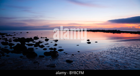 Sonnenuntergang über den Firth of Clyde, Blick nach Westen von Ardrossan Küste in Richtung der Isle of Arran, Ayrshire, Schottland, UK Stockfoto