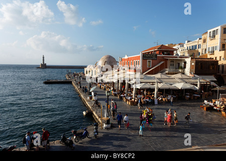 Restaurants, türkische Moschee Yiali Tzami, venezianischen Hafen, Chania, Kreta, Griechenland Stockfoto