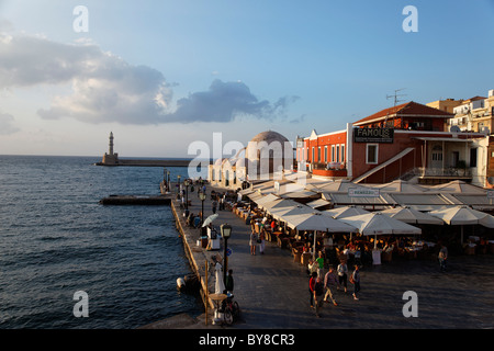 Restaurants, türkische Moschee Yiali Tzami, venezianischen Hafen, Chania, Kreta, Griechenland Stockfoto