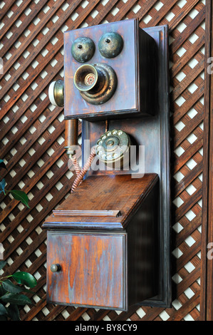 Altes Telefon an eine Wand hängen Stockfoto