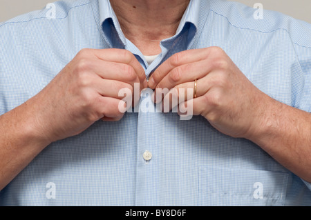 Ein Mann, sein Hemd zuzuknöpfen Stockfoto