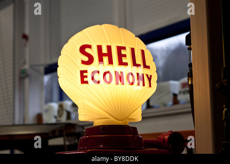 Lakeland Motor Museum, an der Backbarrow, Cumbria, UK, eine Shell Benzin Pumpe Anzeichen Stockfoto