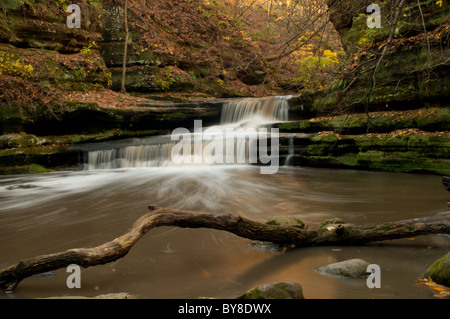 Ein Wasserfall rauscht über zwei kleine Felsen und in einen Pool von Wasser durch eine Zeit der Exposition verlassen einen seidigen Wasser Effekt erzeugt Stockfoto