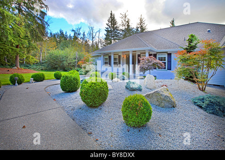 Weiße klassische amerikanische Haus mit schwarzen Schatten an den Fenstern und langen Gehweg Stockfoto