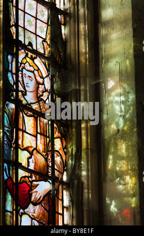 Licht durch Glasfenster in der Kirche.  Bild des Glases wird auf Fenster Surround "projiziert". Stockfoto