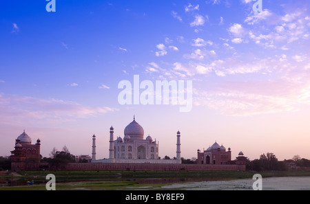 Indien, Uttar Pradesh, Agra, Blick über Yamuna Flussbett in Richtung Taj Mahal im späten Abendlicht Stockfoto