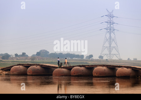 Indien, Uttar Pradesh, Agra, zwei Männer, die Überquerung der Ponton-Brücke über Fluss Yamuna Stockfoto