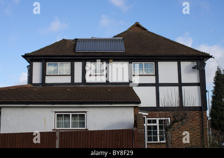 solare Warmwasserbereitung Panel auf der Seite ein Haus in London, England Stockfoto