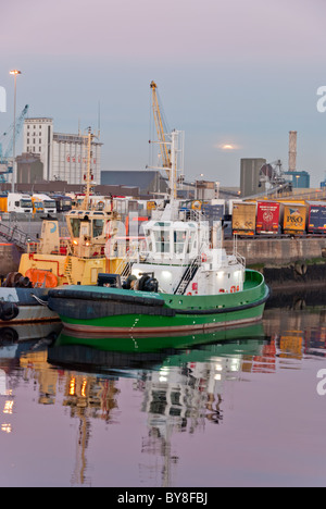 Schlepper auf den Liffey Stockfoto